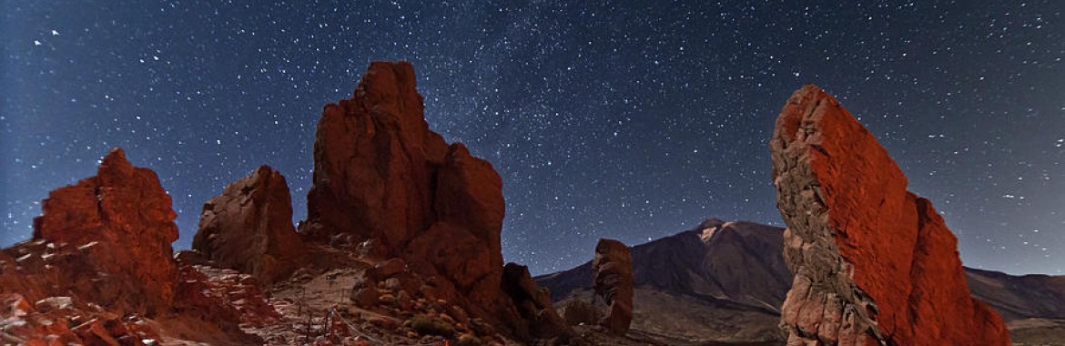 Bajo las estrellas de tenerife. Conducir hacia el volcán Teide. Picnic alto en las montañas.