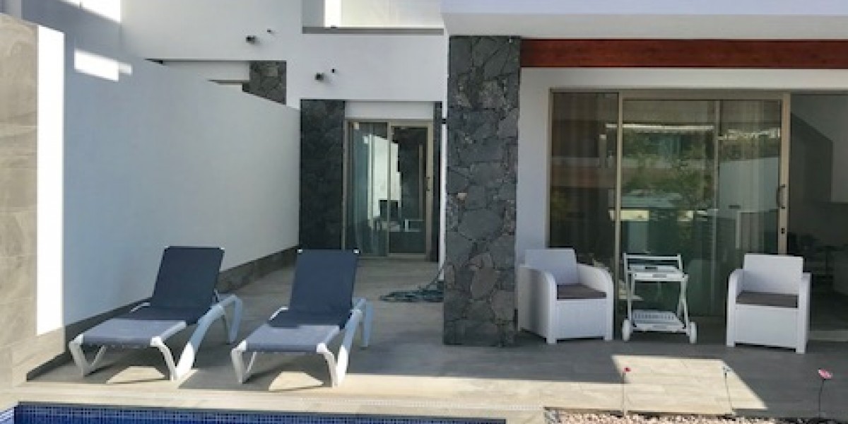 Short term rental of modern 3-bedroom villa in the center of Los Cristianos in residential complex Portofino.