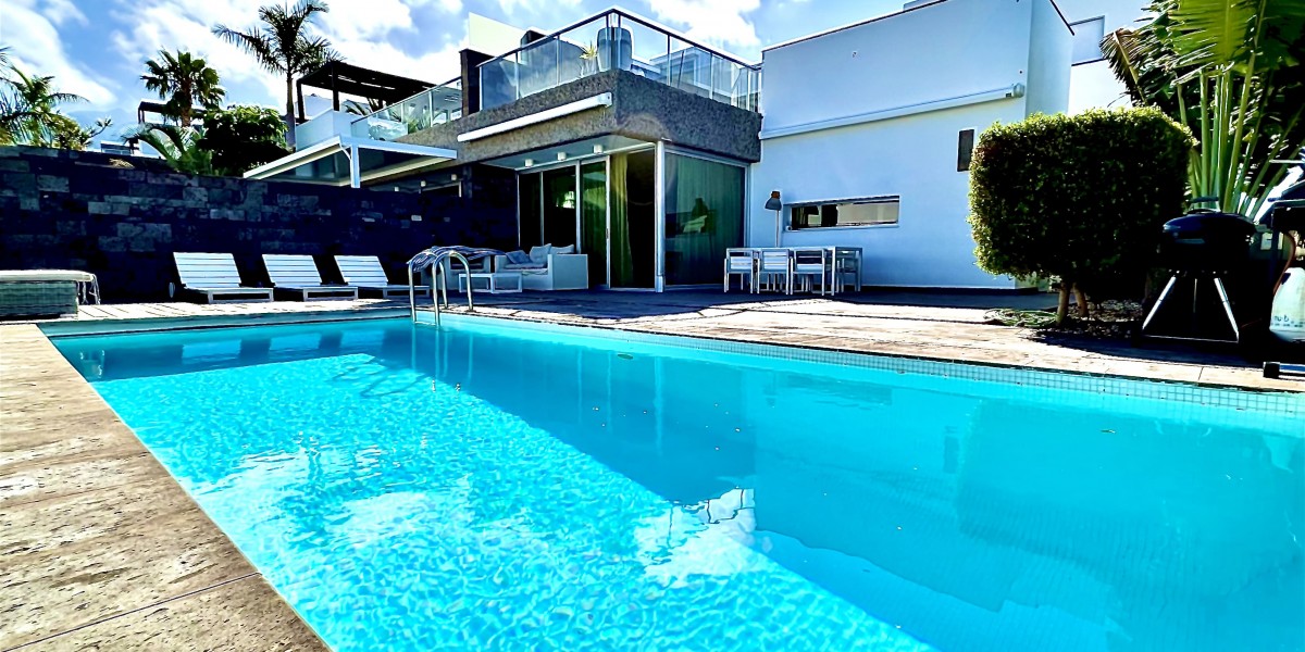 Short term rental of the luxury modern villa in El Duque / VILLA TESORO EL DUQUE