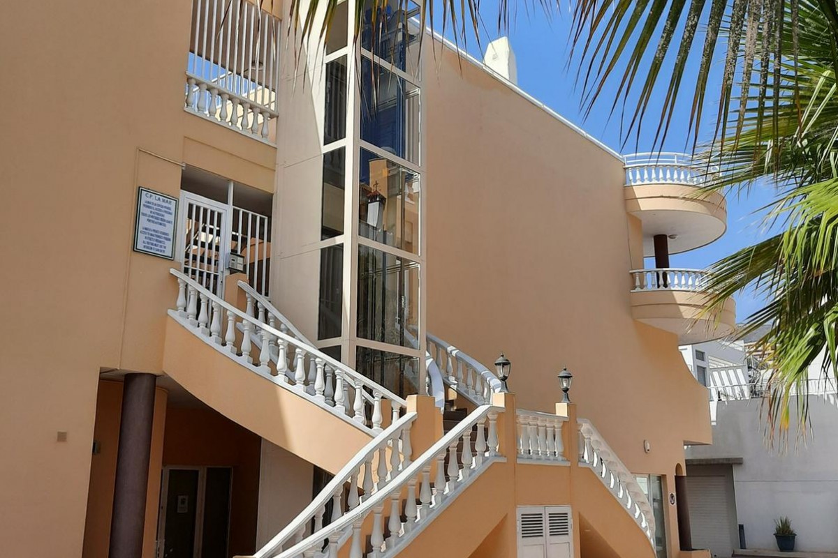 Se alquila apartamento de 2 dormitorios en Puerto de Santiago, complejo La Mar (75m2).
