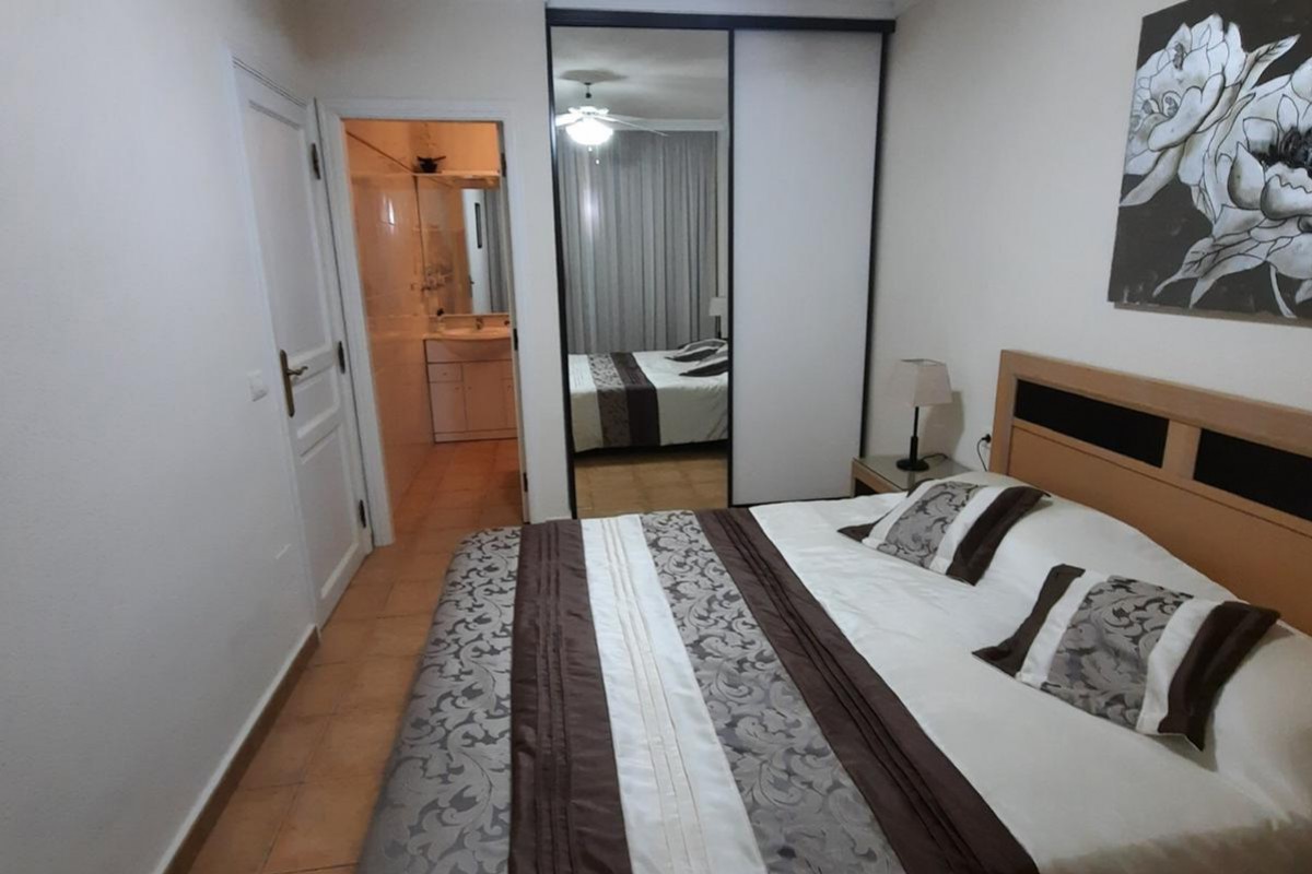 Se alquila apartamento de 2 dormitorios en Puerto de Santiago, complejo La Mar (75m2).