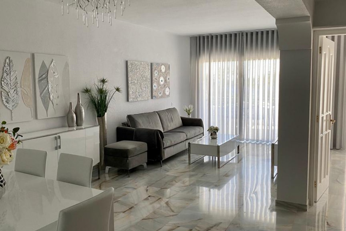 Se alquila apartamento de 2 dormitorios en primera línea de mar en Costa Adeje en el complejo Altamira