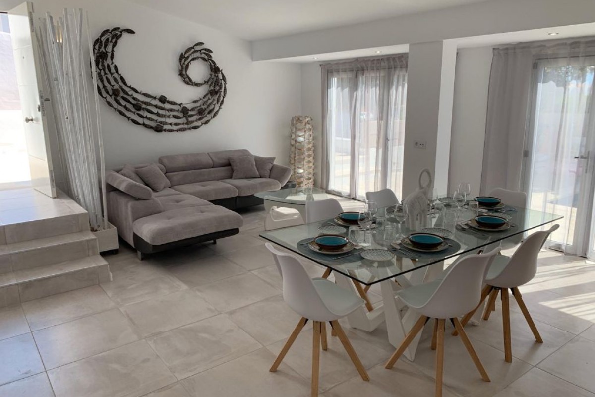 Mieten Sie eine neue Villa mit 2 Schlafzimmern in Costa Adeje, San Eugenio.