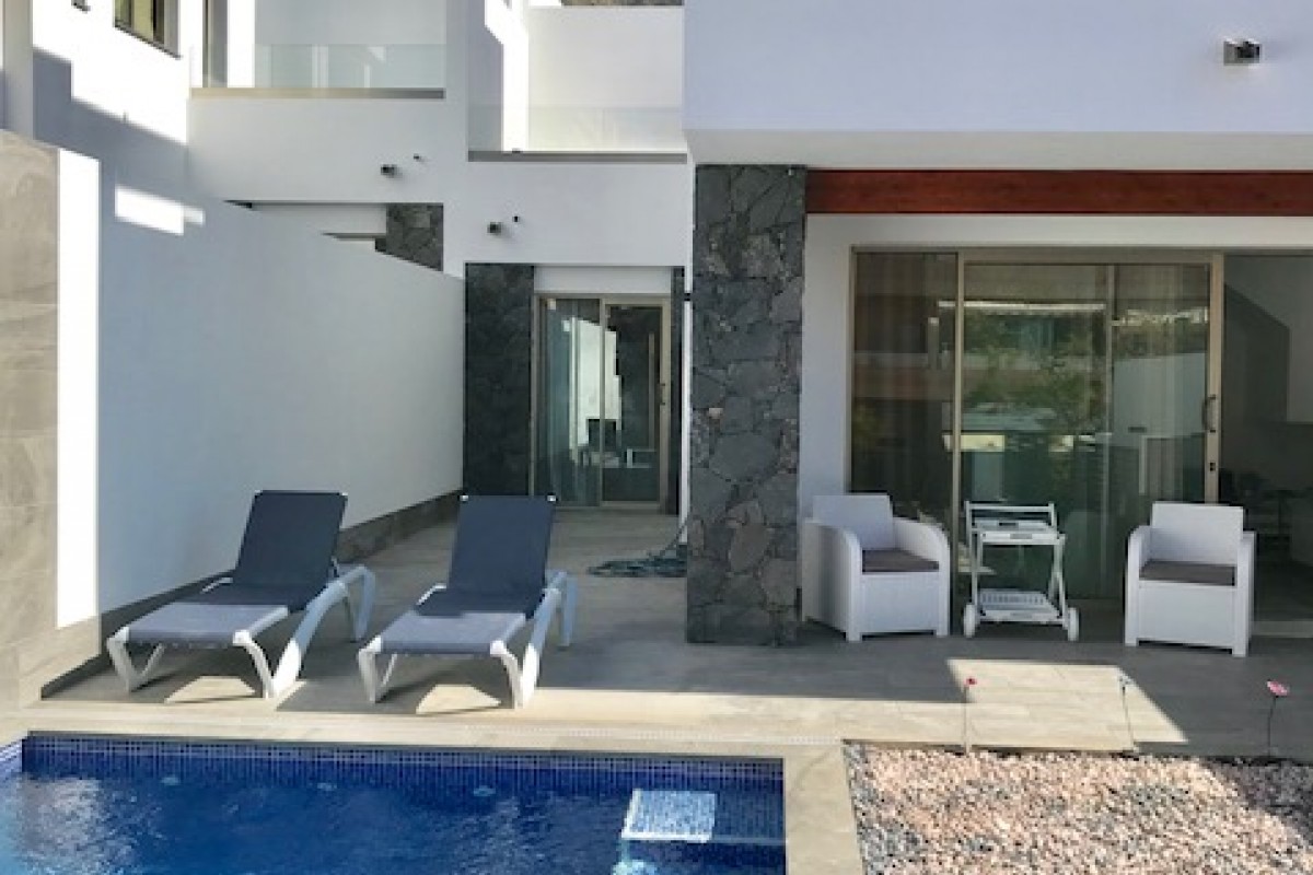 Short term rental of modern 3-bedroom villa in the center of Los Cristianos in residential complex Portofino.