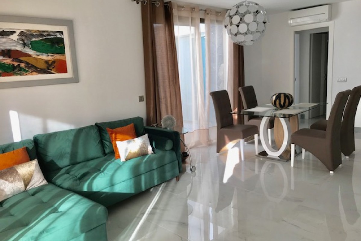 Short term rental of modern 3-bedroom villa in the center of Los Cristianos in residential complex Portofino.