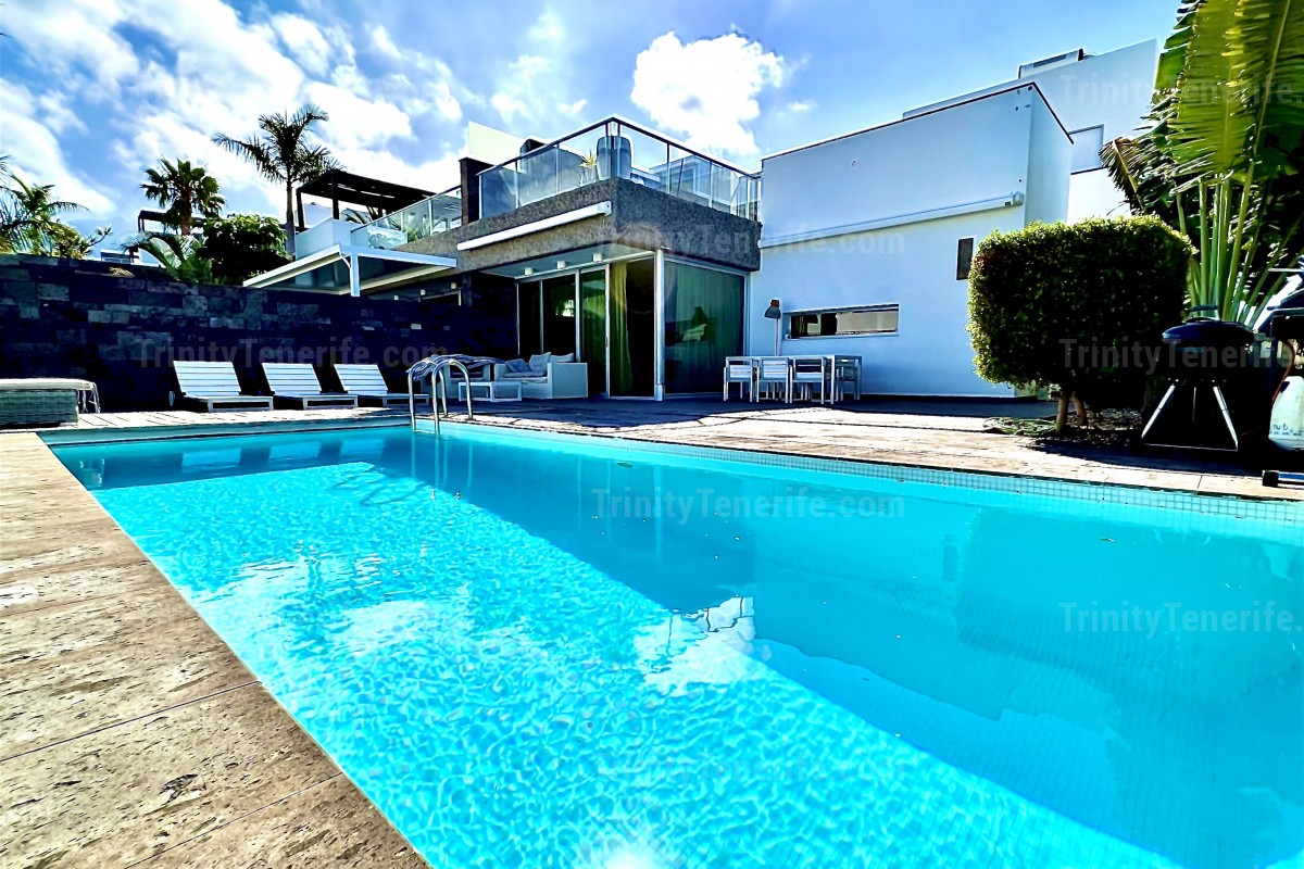 Short term rental of the luxury modern villa in El Duque / VILLA TESORO EL DUQUE