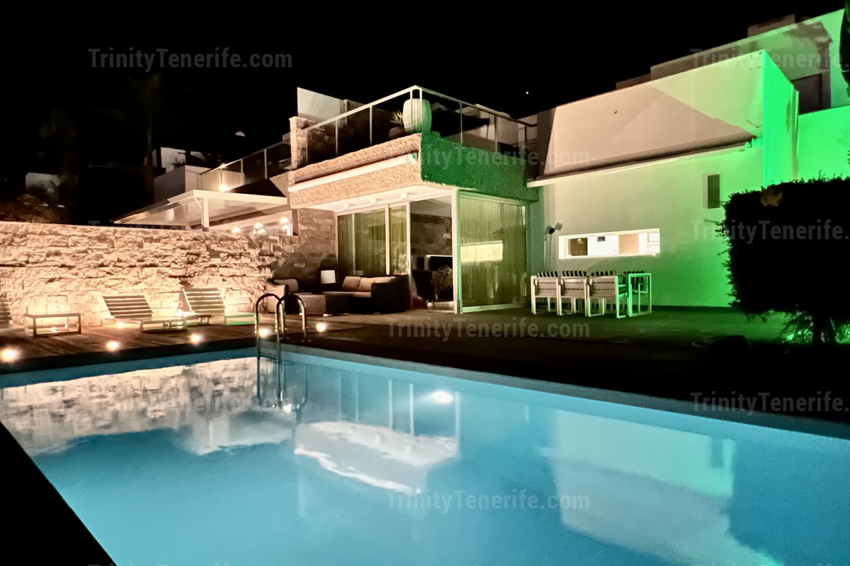 Short term rental of the luxury modern villa in El Duque / VILLA TESORO EL DUQUE