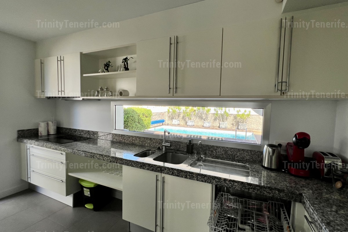 Short term rental of the luxury modern villa in El Duque / VILLA TESORO EL DUQUE