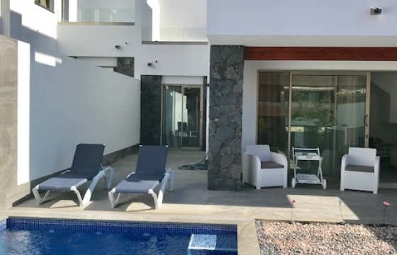 Short term rental of modern 3-bedroom villa in the center of Los Cristianos in residential complex Portofino.