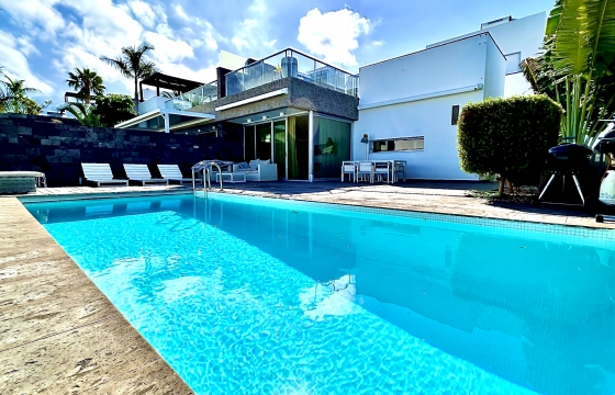 Short term rental of the luxury modern villa in El Duque / VILLA TESORO EL DUQUE